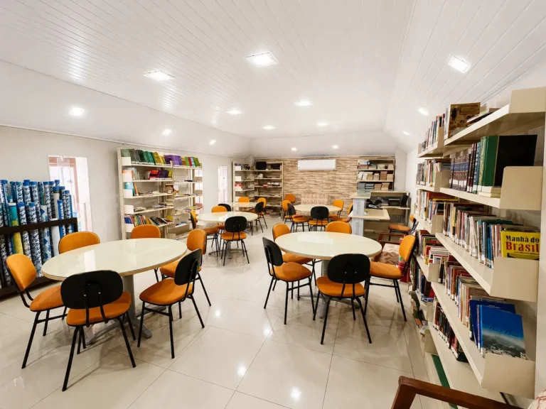 Biblioteca da unidade Rio Bonito do Colégio Liverpool