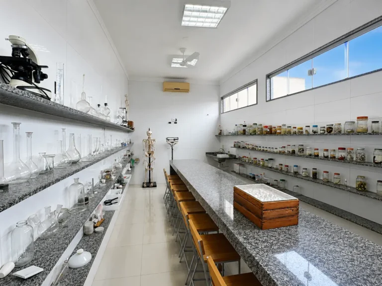 Sala de Biologia da unidade Rio Bonito do Colégio Liverpool